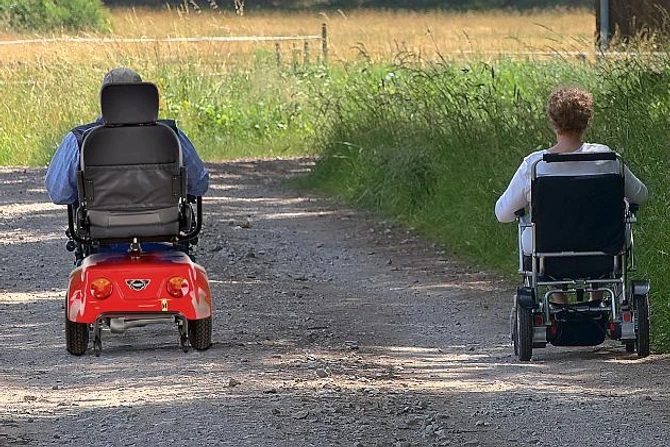  Elektrický invalidní vozík pro seniory znamená aktivní život