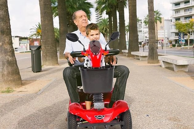 Elektrický invalidní vozík pro seniory znamená aktivní život - ELEKTRICKÝ VSTUPNÍ VOZÍK Pohon čtyř kol pro seniory E-SKUTER MOTOR na baterie