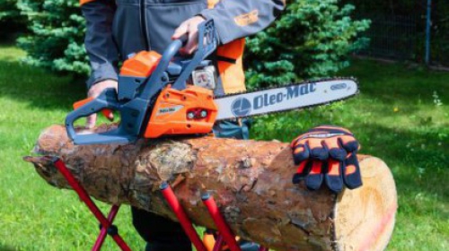 Daily operation of a chain saw OLEO-MAC, STIHL , HUSQVARNA