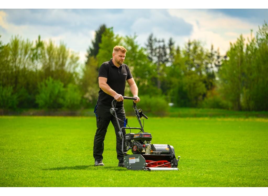 Koszenie wrzecionowe trawy – poradnik i polecane modele kosiarek Cedrus