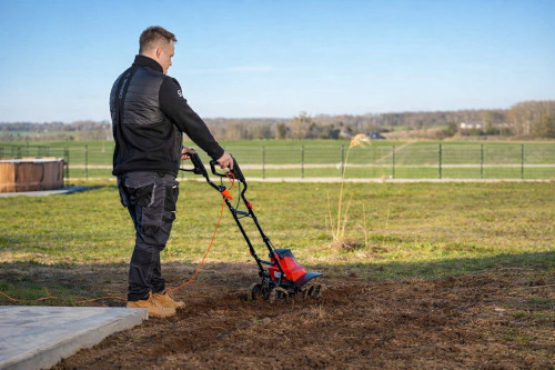 Glebogryzarka z napędem na koła vs. glebogryzarka międzyrzędowa – którą wybrać?