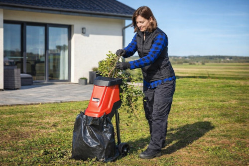 Jak bezpiecznie używać rębaka do gałęzi? Porady i zasady bezpieczeństwa