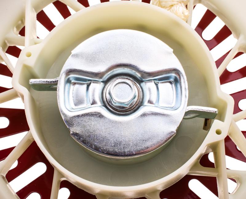 Zbliżenie metalowych zabieraków w rozruszniku T1 NZ562