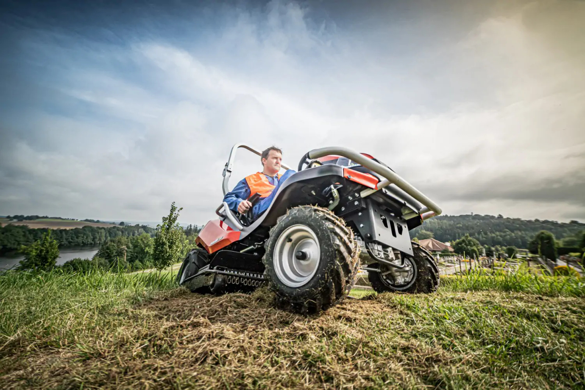 Kosiarka mulczująca GOLIATH 4x4 w gęstej roślinności