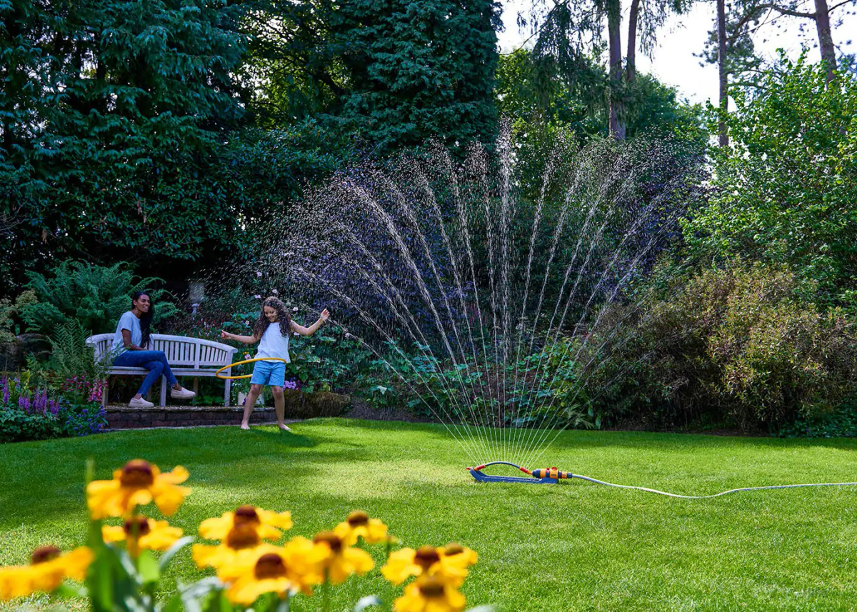 Zraszacz wahadłowy AquaSave Pro 350 XL podczas pracy na trawniku