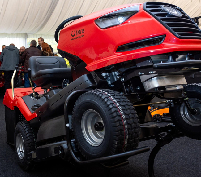 CEDRUS STARJET UJ 102/22H ZAHRADNÍ TRAKTOR SECO samojízdná sekačka 22 hp / 102 cm HYDROSTATIC - OFICIÁLNÍ DISTRIBUTOR - AUTORIZOVANÝ PRODEJCE CEDRUS 