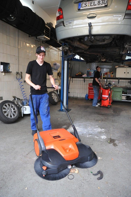 HAAGA 697 ZAMIATARKA ELEKTRYCZNA AKUMULATOROWA RĘCZNA PROWADZONA URZĄDZENIE SPRZĄTAJĄCE Z SYSTEMEM TURBO 97cm KLASA PREMIUM OO-OTHHA697 EWIMAX-OFICJALNY DYSTRYBUTOR - AUTORYZOWANY DEALER HAAGA