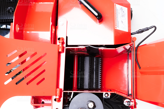 CEDRUS RB05 PRO-HE ROZDRABNIACZ SPALINOWY REBAK DO GAŁĘZI Z PODAJNIKIEM HYDRAULICZNYM RB 05 12cm / 15 KM CEDRUS RB05 PRO - EWIMAX - OFICJALNY DYSTRYBUTOR - AUTORYZOWANY DEALER CEDRUS