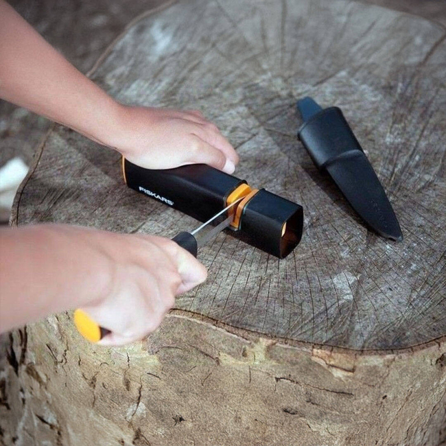 FISKARS XSHARP KNIFE AND AXE SHARPENER X-SHARP 1000601 - OFFICIAL DISTRIBUTOR - AUTHORIZED FISKARS DEALER