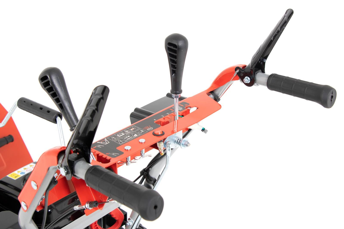 Odśnieżarka FAWORYT KZO61HLE w pracy