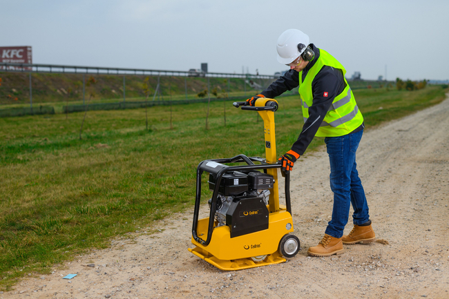 CEDRUS ZG04 ZAGĘSZCZARKA DO GRUNTU SPALINOWA 160 KG Z REWERSEM HYDRAULICZNYM DWUKIERUNKOWA PRZÓD-TYŁ UBIJARKA PŁYTOWA 6,9 KM + KOŁA TRANSPORTOWE - AUTORYZOWANY DEALER CEDRUS