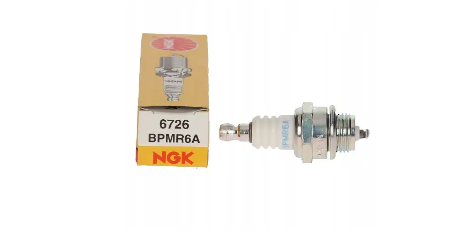 Świeca zapłonowa NGK BPMR6A 3055114R – widok z opakowaniem