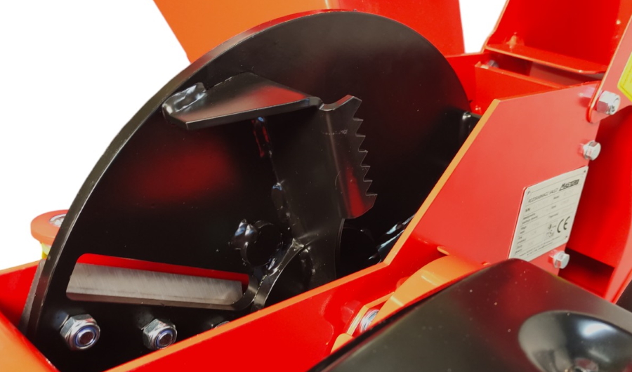 Mobilny rozdrabniacz do gałęzi MASTERCUT JD-CH7 – wymiary i koła pneumatyczne