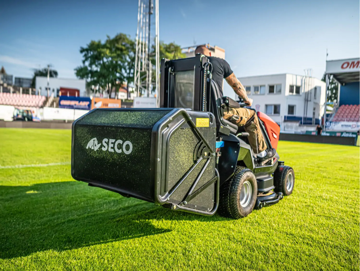 Kosiarka Starjet P6 PRO 4x4 podczas pracy na boisku