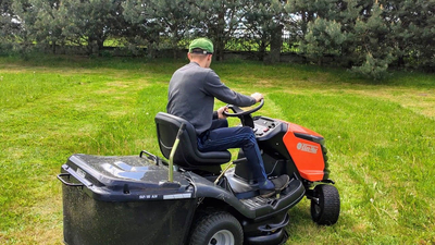 OLEO MAC GARDEN TRACTOR OM 92/16KH RIDING LAWN TRACTOR HYDROSTATIC LAWN MOWER 68129082 - OFFICIAL DISTRIBUTOR - AUTHORIZED OLEO-MAC DEALER