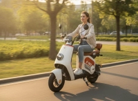 ELEKTRICKÝ SKÚTR CEDRUS od LUYUAN C-GO-2W-ZQQ2 S AKUMULÁTOREM, bílý