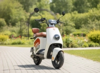 ELEKTRICKÝ SKÚTR CEDRUS od LUYUAN C-GO-2W-ZQQ2 S AKUMULÁTOREM, bílý