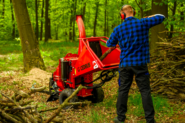 CEDRUS RB05 PRO-HE ROZDRABNIACZ SPALINOWY REBAK DO GAŁĘZI Z PODAJNIKIEM HYDRAULICZNYM RB 05 12cm / 15 KM CEDRUS RB05 PRO - EWIMAX - OFICJALNY DYSTRYBUTOR - AUTORYZOWANY DEALER CEDRUS