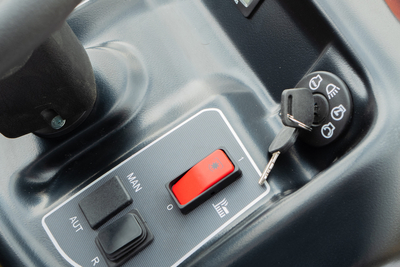 ZAHRADNÍ TRAKTOR S POJEZDEM OLEO MAC OM 92/16KH HYDROSTATICKÁ SEKAČKA 68129082 - OFICIÁLNÍ DISTRIBUTOR - AUTORIZOVANÝ PRODEJCE OLEO-MAC