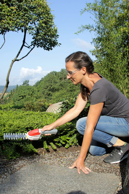 IKRA IGBS1054 LI PREMIUM CORDLESS SHRUB SHEARS OB-IKRIGBS1054LI EWIMAX - OFFICIAL DISTRIBUTOR - AUTHORIZED IKRA DEALER