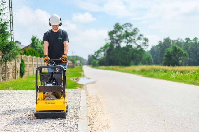 CEDRUS ZG05 DIESELOVÝ PŮDNÍ KOMPAKTOR 260 KG S HYDRAULICKÝM REVERZEM OBOUSMĚRNÝ DESKOVÝ KOMPAKTOR S POJEZDEM VPŘED A VZAD 13 KM + TRANSPORTNÍ KOLA - AUTORIZOVANÝ PRODEJCE CEDRUSU