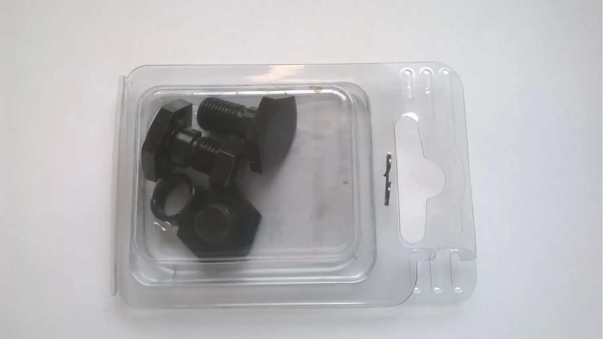 ZESTAW ŚRUB DO NOŻYC TR80M 3063220 - widok śrub i nakrętek w opakowaniu