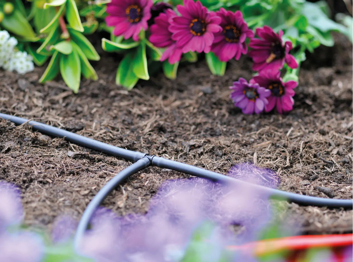 Mikrorurka 4 mm HOZELOCK OO-HOZ2772 w systemie nawadniania rabaty