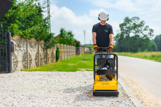 CEDRUS ZG05 DIESELOVÝ PŮDNÍ KOMPAKTOR 260 KG S HYDRAULICKÝM REVERZEM OBOUSMĚRNÝ DESKOVÝ KOMPAKTOR S POJEZDEM VPŘED A VZAD 13 KM + TRANSPORTNÍ KOLA - AUTORIZOVANÝ PRODEJCE CEDRUSU