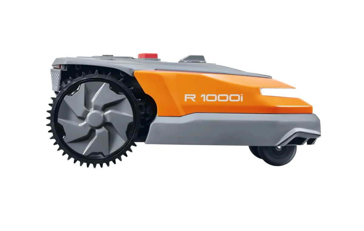 Robot koszący R1000I w ogrodzie