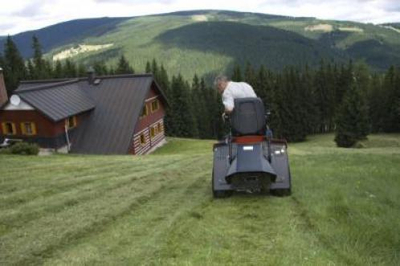 ZADNÍ VYHAZOVACÍ DEFLEKTOR ZADNÍ VYHAZOVÁNÍ TRÁVY PRO TRAVNÍ TRAKTORY CEDRUS / EFCO / OLEO-MAC OM92 / OM106 ZADNÍ VYHAZOVÁNÍ TRÁVY 68120003 / S532974472733 - OFICIÁLNÍ DISTRIBUTOR - AUTORIZOVANÝ PRODEJCE OLE MAC