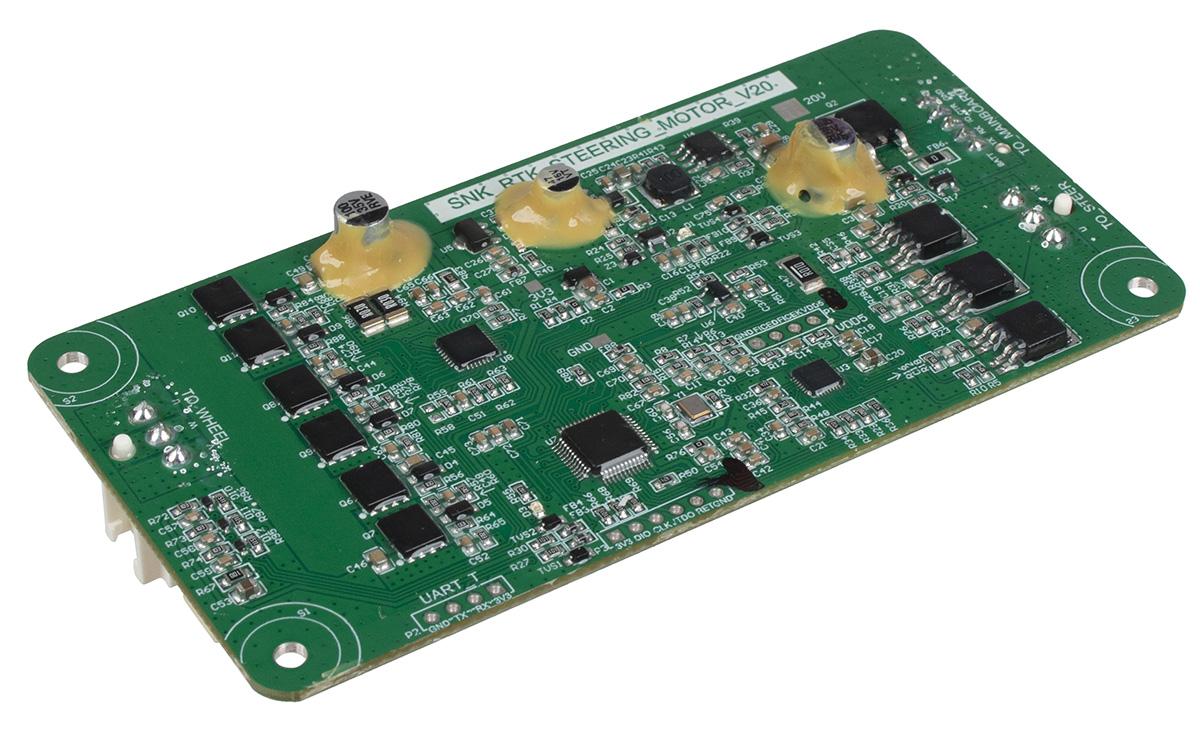 Płytka napędu tylnego koła kosiarka automatyczna X7 PLUS 16600868-01 widok elementów elektronicznych