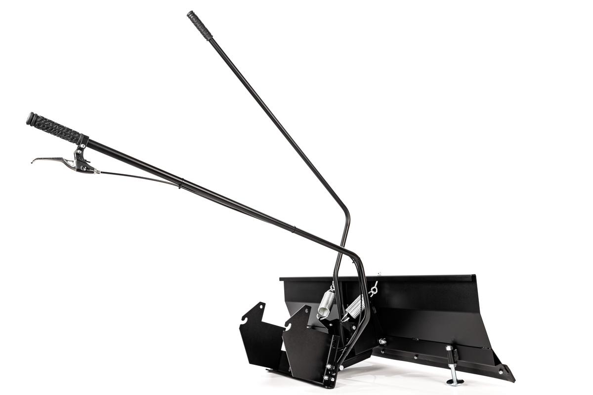 Pług traktorków MTD ACC0155A zamocowany z przodu traktorka