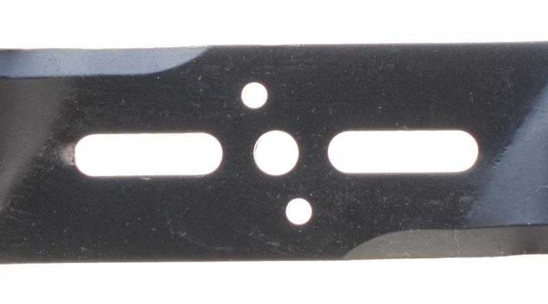 Nóż kosiarki uniwersalny 45 cm mielący otw. 10 mm 1-745 - zbliżenie na ostrze