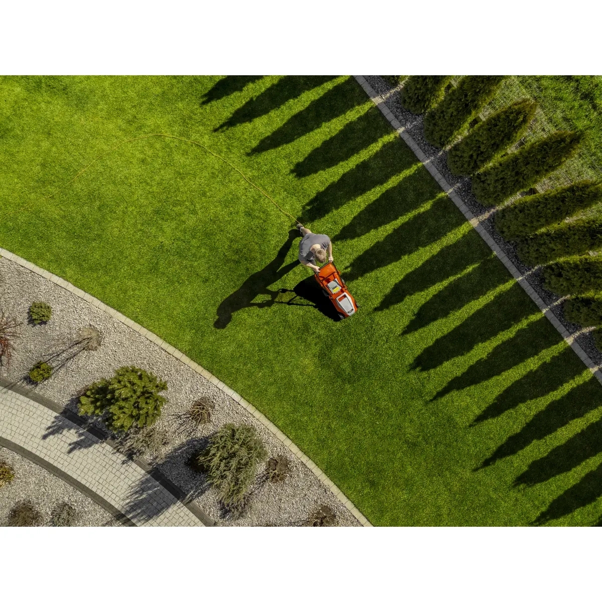 Kosiarka elektryczna 36cm 1600W widok ogrodu z góry