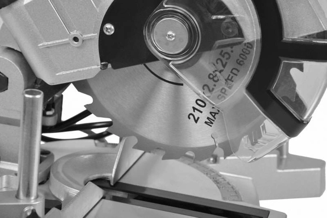 HECHT 813 POKOSOVÁ PILA S LASEROVÝM POKOSEM EWIMAX - OFICIÁLNÍ DISTRIBUTOR - AUTORIZOVANÝ PRODEJCE HECHT -