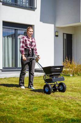 CEDRUS SP31552A 26 l – secí a rozmetací zařízení pro zahradní traktor na osivo, hnojivo, sůl a písek – Poj. 29 L