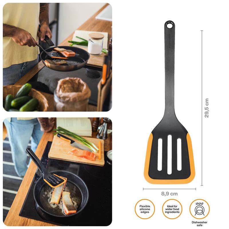 Szpatuła do przewracania FISKARS 1079964 w użyciu