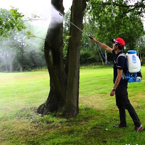 Opryskiwacz plecakowy MARUYAMA MS0835W w pracy przy drzewach