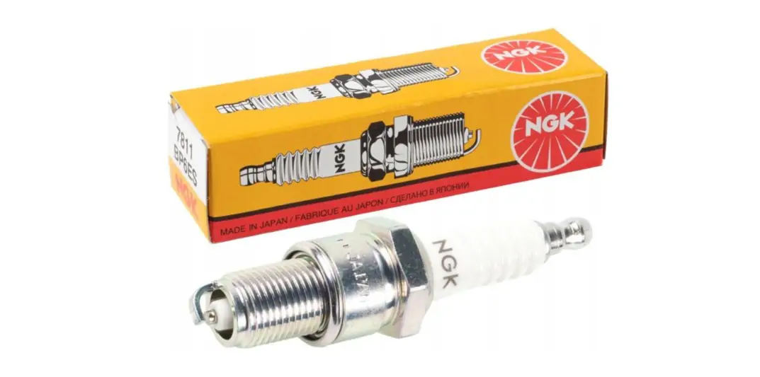 Świeca zapłonowa NGK BP6ES R101122 z opakowaniem