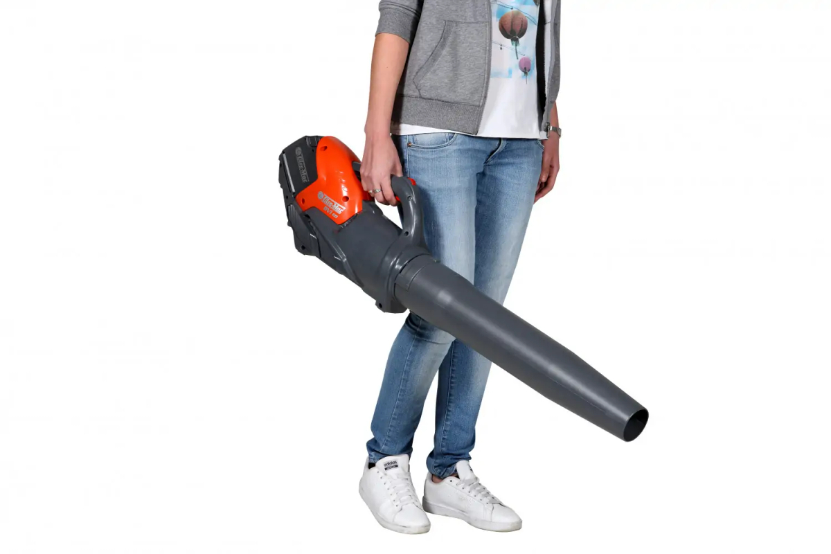 Dmuchawa Oleo-Mac BVi 60 LI-ION 40V w użyciu