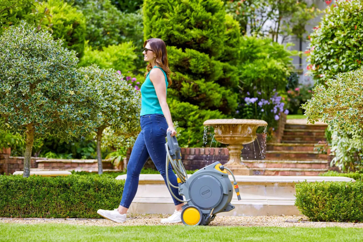 Użytkowanie mobilnego bębna automatycznego Hozelock AutoReel w ogrodzie