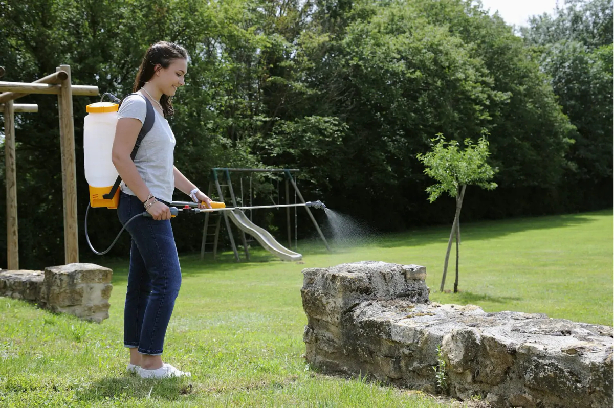 Opryskiwacz plecakowy Hozelock Pulsar Plus Comfort 16L podczas oprysku kamiennego murku