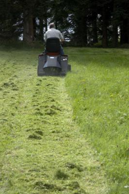 ZADNÍ VYHAZOVACÍ DEFLEKTOR ZADNÍ VYHAZOVÁNÍ TRÁVY PRO TRAVNÍ TRAKTORY CEDRUS / EFCO / OLEO-MAC OM92 / OM106 ZADNÍ VYHAZOVÁNÍ TRÁVY 68120003 / S532974472733 - OFICIÁLNÍ DISTRIBUTOR - AUTORIZOVANÝ PRODEJCE OLE MAC