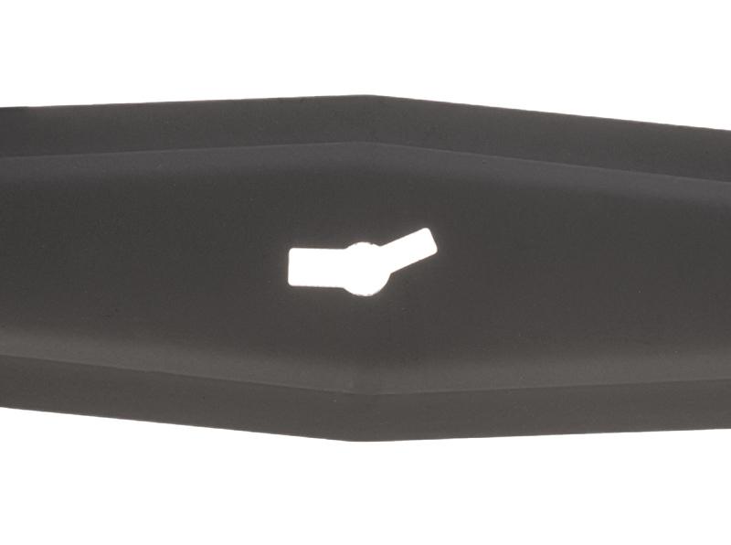 Nóż kosiarki MacAllister MLMP1600 – zbliżenie na otwór montażowy