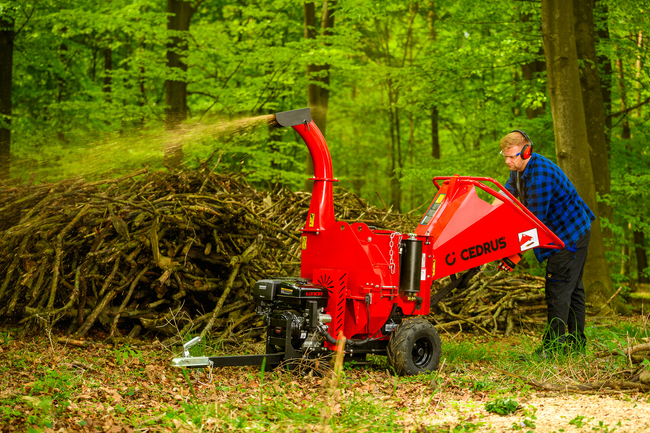 CEDRUS RB05 PRO-HE ROZDRABNIACZ SPALINOWY REBAK DO GAŁĘZI Z PODAJNIKIEM HYDRAULICZNYM RB 05 12cm / 15 KM CEDRUS RB05 PRO - EWIMAX - OFICJALNY DYSTRYBUTOR - AUTORYZOWANY DEALER CEDRUS