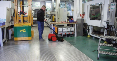 HAAGA 697 ZAMIATARKA ELEKTRYCZNA AKUMULATOROWA RĘCZNA PROWADZONA URZĄDZENIE SPRZĄTAJĄCE Z SYSTEMEM TURBO 97cm KLASA PREMIUM OO-OTHHA697 EWIMAX-OFICJALNY DYSTRYBUTOR - AUTORYZOWANY DEALER HAAGA