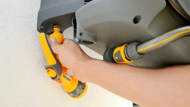 Montaż bębna AUTO REEL 20m 2401 OO-HOZ2401 na ścianie