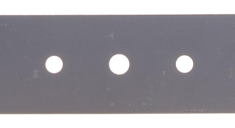 Nóż kosiarki Oleo-Mac 45.9 cm 30-693 - zbliżenie na otwory montażowe