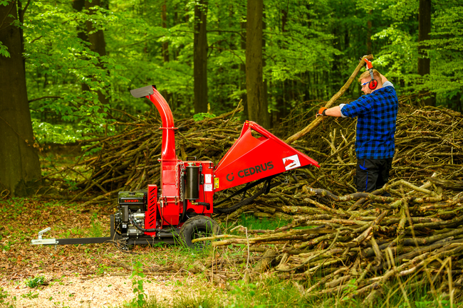 CEDRUS RB05 PRO-HE ROZDRABNIACZ SPALINOWY REBAK DO GAŁĘZI Z PODAJNIKIEM HYDRAULICZNYM RB 05 12cm / 15 KM CEDRUS RB05 PRO - EWIMAX - OFICJALNY DYSTRYBUTOR - AUTORYZOWANY DEALER CEDRUS