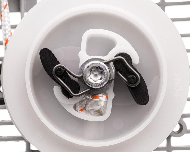 Zbliżenie na zapadki rozrusznika Stihl – detale mechanizmu